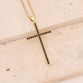 Collana con pendente a croce dorata e zirconi neri su sfondo di pietra naturale - Nero (1#Nero)