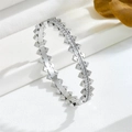 Gros plan détaillé d'un bracelet en acier titane argenté avec pointes double rangée et zircons - Argent avec strass blancs