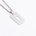 Détail du collier plaque militaire en acier titane argenté avec lettre D évidée - Lettre D / Argent