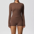 Dettaglio set da yoga marrone con giacca con zip e pantaloncini a vita alta - S / Marrone castagna