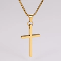 Primer plano del colgante de cruz de oro pulido con cadena de caja sobre fondo gris - Con Cadena de 60cm / Dorado