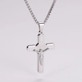 Détail du collier crucifix argenté avec figurine de Jésus et motifs grecs - Y compris la chaîne 2.5mm*60cm / Acier