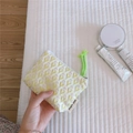 Détail d'une mini pochette en jacquard floral avec tirette de fermeture éclair verte - Light jaune
