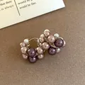 Detailansicht der mehrfarbigen Perlenohrringe mit vergoldeter Fassung im Vintage-Stil - Mehrfarbiger Perlencluster C-Form Ohrring Stil (9)