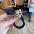 Détail d'un chouchou en satin noir orné de perles champagne et de strass brillants - Chouchou Nœud Perle Champagne
