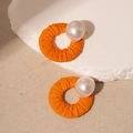 Dettaglio degli orecchini in rafia arancione con perno in finta perla bianca - Orecchini a Bottone Geometrici in Raffia (HE21999) / Arancione