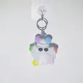 Porte-clés boule de charbon en peluche blanche avec bonnet tricoté, pompons et lunettes noires - Arc-en-ciel