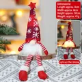 Detalle de gnomo navideño luminoso con gorro de copos y largas piernas a rayas - Rojo