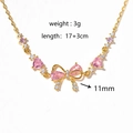 Dettaglio di un bracciale a cuore dorato con pietre rosa e ciondolo a fiocco 11mm - Stile 1 Oro