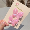Dettaglio di fermagli per capelli a farfalla con paillettes rosa e perle su carta - Clip a Becco d'Anatra Rosa (Coppia)
