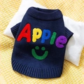 Marineblauwe gebreide huisdiertrui met kleurrijke Apple-letters en groene smiley - S / Marineblauw appel