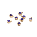 Vue macro de breloques en acier doré de 6mm avec pierres de naissance en zircon bleu - 20 Pièces / 11.5g / Cadre Doré / Zircone Bleu Royal