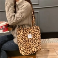 Borsa tote in velluto a coste leopardato con etichetta bianca in un ambiente caffè - Leopardo Albicocca