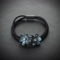 Élastique à cheveux noir avec fleurs en strass bleu marine sur fond en cuir noir - Fleur Bleue à Six Pétales