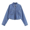 Dettaglio della giacca corta in denim blu con maniche lunghe e tasche a pattina - XS / Top blu chiaro