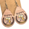 Detailansicht der Holzohrringe mit Happy Beer Day Design und Lorbeerkranz-Aufdruck - Helles Holz-Happy Beer Day