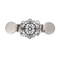 Détail d'une pince à pull vintage argentée avec motifs floraux et cristal central - Style 11 (Strass vintage en argent)