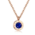 Collar de oro rosa con colgante de números romanos y gema azul sobre fondo blanco - Números Romanos Zafiro (WG-0512)