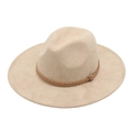 Chapeau Fedora beige en similicuir suédé à large bord avec ruban tressé sur fond blanc - Style Corde Tressée / Beige