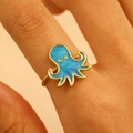 Anello aperto a polpo in smalto blu con finitura dorata e fascia intrecciata - Polpo Blu (8256)