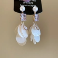 Dettaglio di orecchini dorati con zircone quadrato e nappe di conchiglia bianca a cascata - Perno in argento-Bianco