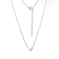 Détail d'un collier avec pendentif coeur gravé de la lettre J et fermoir mousqueton réglable - Lettre J / Acier