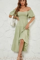Détail du bustier froncé et manches bouffantes sur robe longue vert sauge - Vert clair