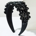Vista macro di cerchietto barocco nero con cristalli fatti a mano e design floreale - Nero