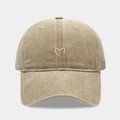 Dettaglio del ricamo a cuore rosa e della trama di cotone sul cappello kaki - Regolabile / Cachi