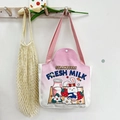 Sac fourre-tout en toile rose et blanc avec motifs lapin fraise et bandoulière en toile - Lapin Allongé / Lait à la Fraise