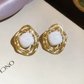 Vue macro détaillée de boucles d'oreilles géométriques dorées avec incrustation résine - Style 82# Tige en Argent S925 Or Beige Clous en Resine