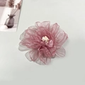 Dettaglio di un fermaglio per capelli a rosa in organza rosa fatto a mano elegante - Rosa Antico