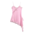 Robe en satin rose avec bordure en dentelle et ourlet asymétrique sur fond blanc - XS / Rose
