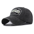 Vue détaillée du tissu en coton délavé et de la broderie New York 1865 sur la casquette - Réglable / Vert Militaire Lavé