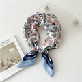 Foulard in seta 70cm con stampa floreale astratta blu navy e rossa annodato elegante - Linea Griglia Rombo Blu