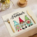 Detalle del mantel individual de lino beige con gnomos de verano y texto Hello Summer - Gnomos de Verano