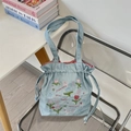 Dettaglio della borsa tote in denim con ricamo floreale e fodera a quadretti rossi - Fiore Sorridente Ricamato (54203)