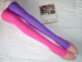 Détail de collants en velours haute élasticité rose et violet sur une surface blanche - Entrejambe fermé / Rose rouge+Violet