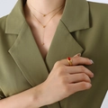 Collana doppia catena dorata con perle e anello vintage con pietra rossa su modella - Chiusura per Gioielli a Doppio Strato Non Rimovibile / Perline Dorate a Doppio Strato (P671)