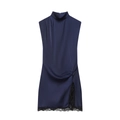 Dunkelblaues Satin-Stehkragenkleid mit schwarzem Spitzenbesatz am Saum vor weißem Hintergrund - S / Marineblau