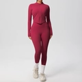 Détail de l'ensemble de yoga bordeaux avec veste zippée et legging doté de poches latérales - Carmin
