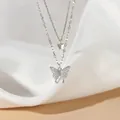 Dettaglio macro di una collana a doppio strato con pendente a farfalla e zirconi - Collana a Doppio Strato con Farfalla in Pavé di Zirconia / Argento