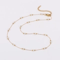 Collar minimalista dorado con pequeñas perlas blancas y cierre de langosta ajustable - Collar / Dorado
