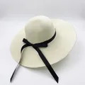 Beige strohoed met brede rand en zwart lint voor dames op zomerse strandvakantie - M (56-58cm) / Melkwit