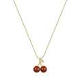Elegante collana con ciliegia dorata, pietre rosse e foglie di zircone su sfondo bianco - Collana / Ciliegia rossa