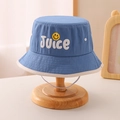 Detail eines blauen Kinder-Anglerhuts mit Juice-Text und gelbem Smiley-Stickmotiv - 52cm (3-8 Jahre) / Blau