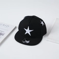 Detail van zwarte snapback pet met witte sterborduring en platte rand ontwerp - 2-8 Jaar / Zwart