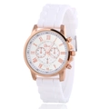 Dettaglio dell'orologio al quarzo oro rosa con cinturino in silicone bianco e numeri romani - Bianco