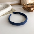 Detail of blue sponge headband featuring a black handmade label in a stylish ins-style setting - Dark Blue
