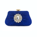 Elegante pochette da sera a pieghe blu reale con grande fiore di strass e chiusura a corona d'oro - Blu